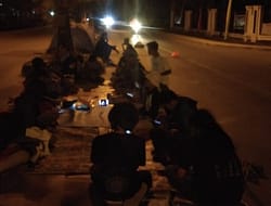 Puluhan Mahasiswa Yasinan di Depan Mapolda Sultra