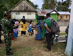Babinsa Bombana Sosialisasi Protap Kesehatan , Putuskan Penyebaran Covid-19