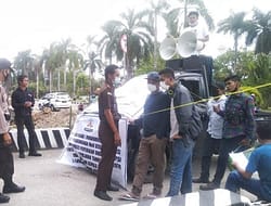 ALEMAKO SULTRA, Demo Kejati  Sultra Minta Berhentikan Kejari Unaaha