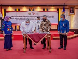 Kembangkan Bank Sultra, Gubernur Teken Perjanjian Hibah Bersama OJK