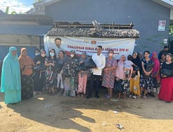 Reses Perdana , Anggota DPR RI Bahtra  Bagikan Sembako Di kecamatan Mandonga