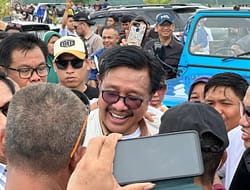 Bebas Bersyarat , Nur Alam Laksanakan Sholat Dzuhur Di Mesjid Al-Alam Kota Kendari