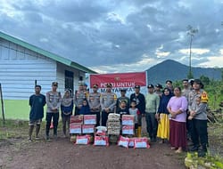 Kapolres Konut Serahkan Bantuan Sembako Kepada Warga Terdampak Banjir Di UPT Trans Sambandete